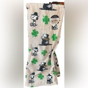 BERKSHIRE OVERSIZED ST PATRICKS DAY PEANUTS THROW BLANKET W/SNOOPY & CLOVERS NEW